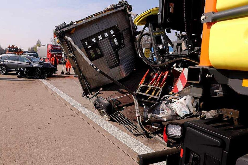 Auto und Schilderwagen wurden bei dem Crash schwer beschädigt.
