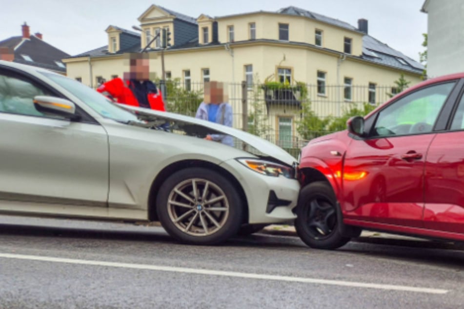 BMW bricht beim Abbiegen aus und kracht gegen Dacia