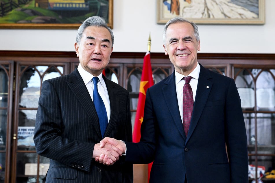 Canadian Prime Minister Mark Carney (r.) meets with Chinese Foreign Minister Wang Yi in his office in Ottawa on May 29, 2026.