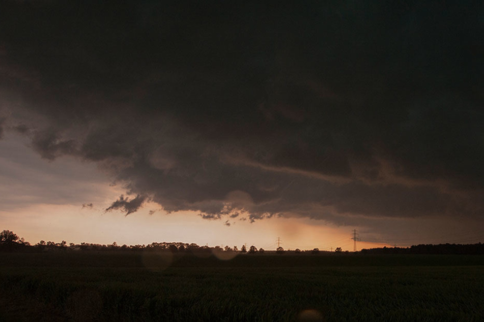 Auf einmal war es duster: Die Unwetter arbeiteten sich über den Norden Deutschlands und richteten dabei zum Teil schwere Schäden an.