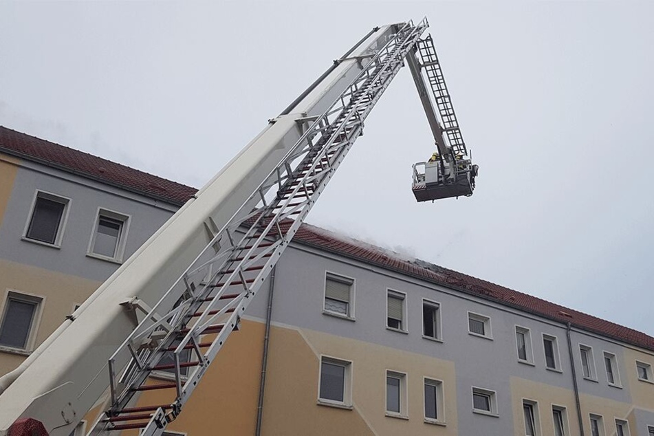 Der Dachstuhl eines Wohnblocks geriet in Flammen.