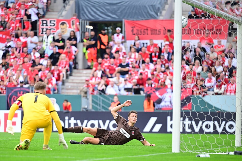 Martijn Kaars (r.) trat den Ball in Halbzeit eins gleich zweimal in den Essener Abendhimmel.