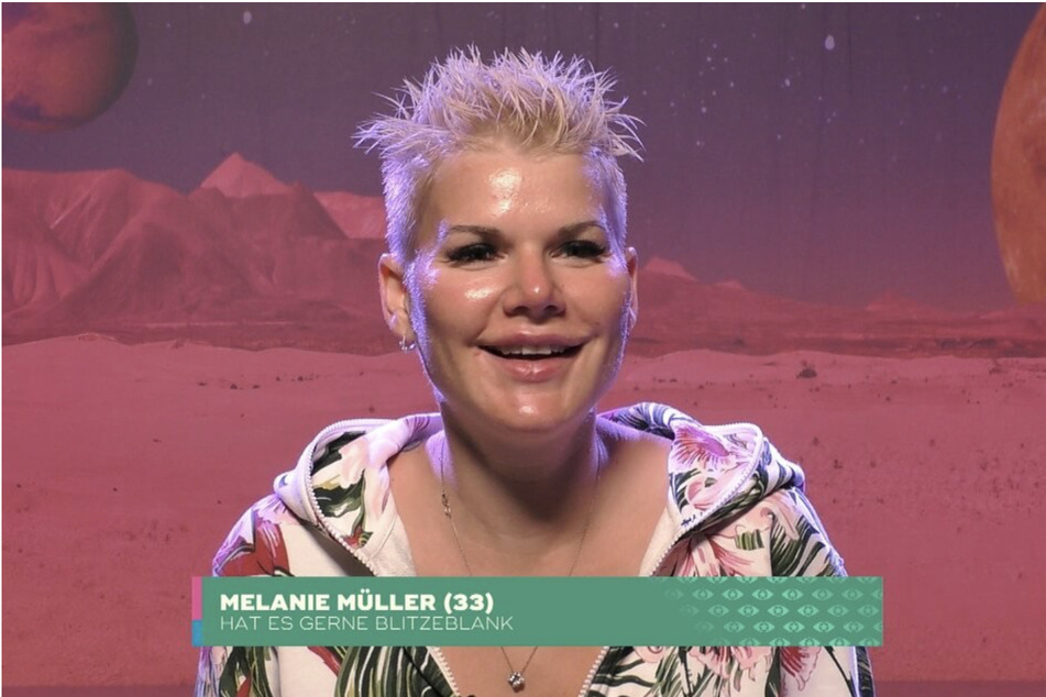 Auch dieser geblümte Jumpsuit wird aktuell bei "United Charity" für einen guten Zweck versteigert.