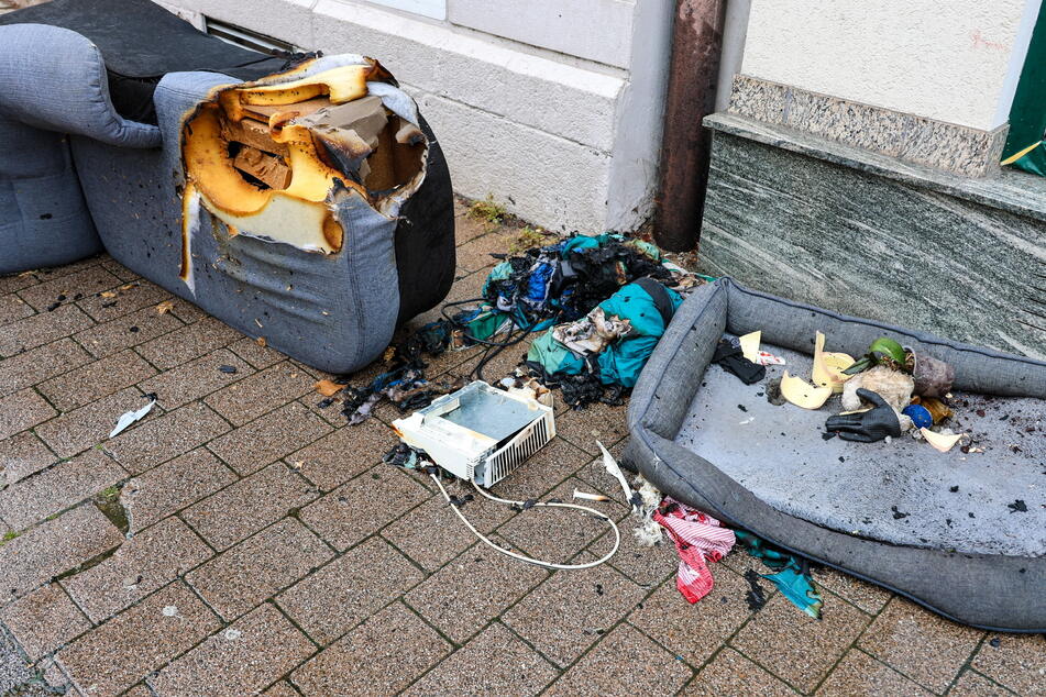 Unter anderem hatte eine Couch Feuer gefangen.