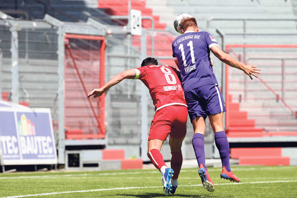 Im Kopfballduell setzt sich "Veilchen"-Stürmer Florian Krüger gegen Dimitar Rangelov durch.