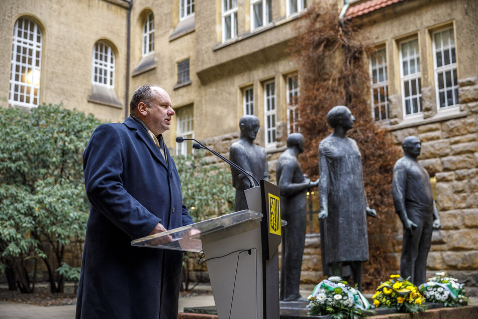 OB Dirk Hilbert (52, FDP) wird anlässlich der Gedenkfeier für Opfer des Nationalsozialismus und Holocaust ein Blumengebinde am Denkmal "Figurengruppe" niederlegen. (Archivbild)