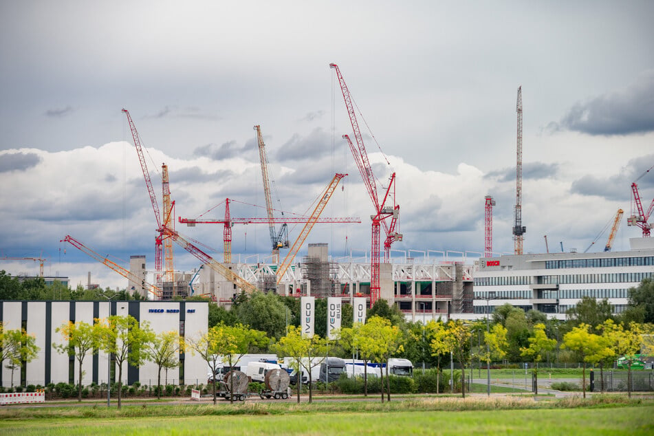 Weiter als bis zur Wilschdorfer Landstraße kann die Trasse aktuell nicht geplant werden. Das reicht für die Anbindung der Bosch-Fabrik, für das in Bau befindliche ESMC-Werk (Kräne) ist es nicht optimal.