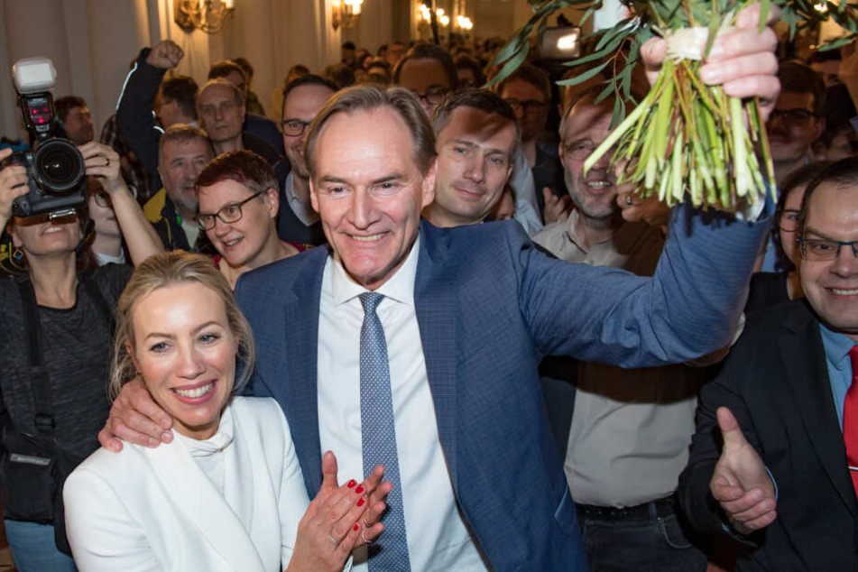 Burkhard Jung bleibt Leipzigs Oberbürgermeister. Seine Unterstützer haben bereits auf die Zugeständnisse im Wahlkampf aufmerksam gemacht.