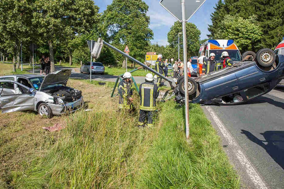Einsatzkräfte an der Bundesstraße bei Wolkenstein.