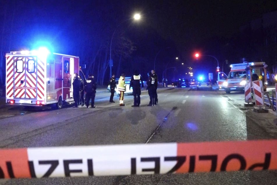 Die Polizei hat den Einsatzort auf der Elbgaustraße in Hamburg abgesperrt.