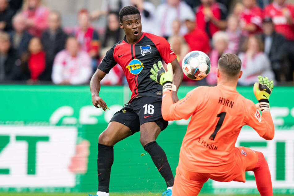 Dilrosun lupft den Ball über Kölns Keeper Timo Horn an die Latte.