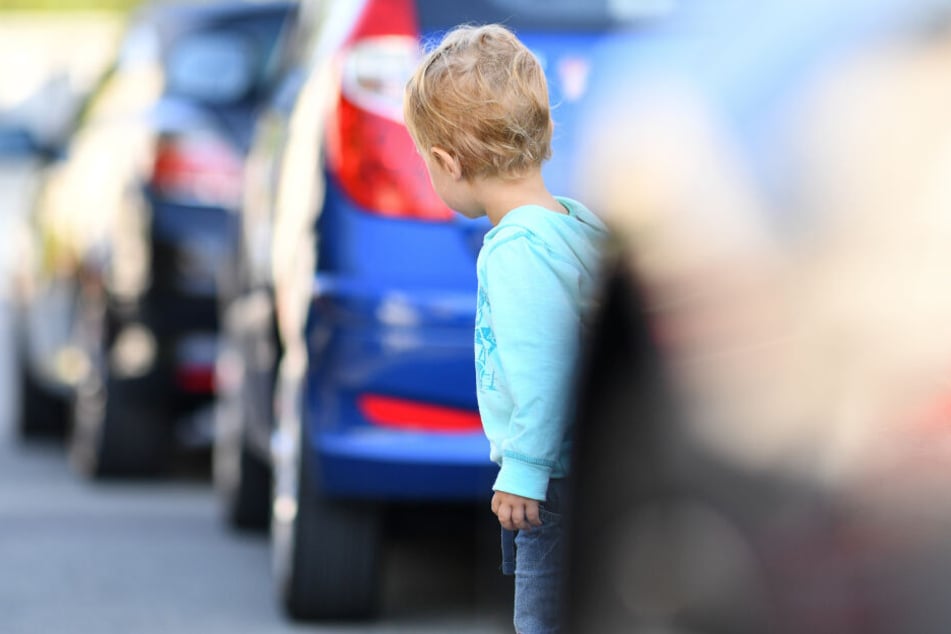 Zwischen geparkten Autos sind Fußgänger, vor allem Kinder, für Autofahrer praktisch unsichtbar. (Symbolbild)