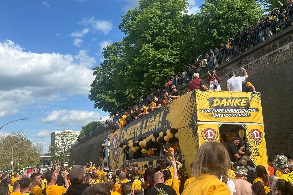 Der Partybus verlässt jetzt das Terrassenufer, die Feier ist so gut wie beendet.