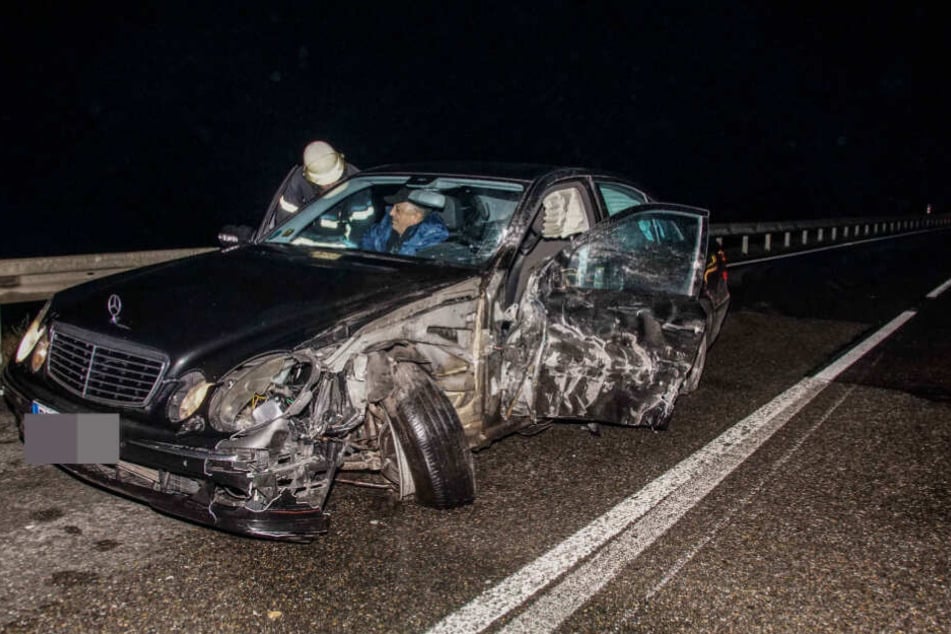 Der Mercedes kam auf die Gegenfahrbahn und kollidierte mit dem Autotransporter, woraufhin dieser ins Schleudern kam.