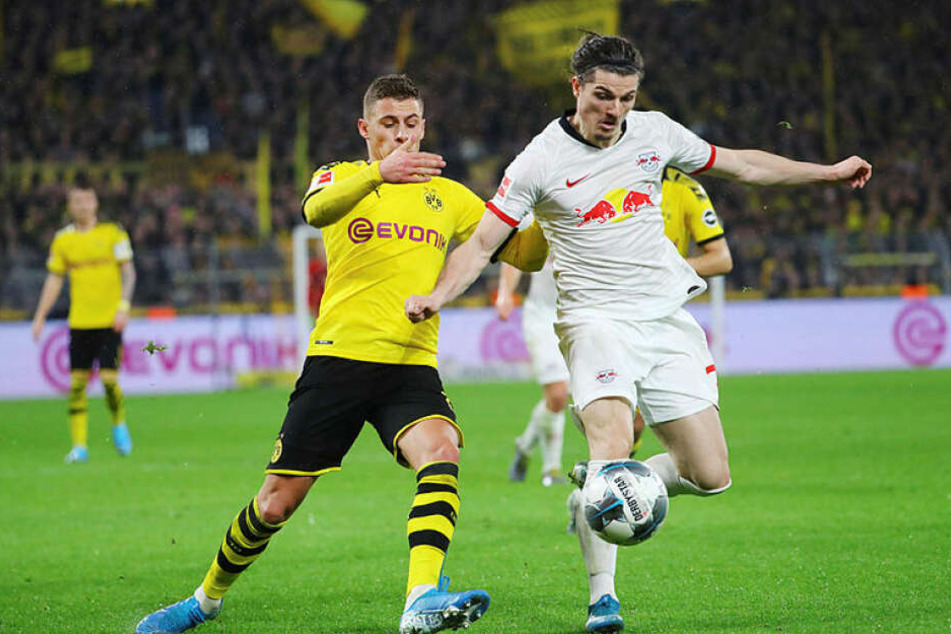 Dortmunds Thorgan Hazard (l.) und Marcel Sabitzer im Kampf um den Ball.