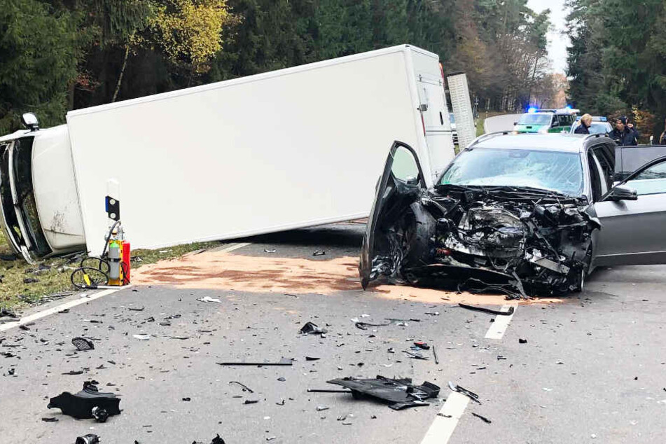 Bei einem Zusammenstoß zwischen einem Mercedes und einem Laster sind zwei Menschen verletzt worden.