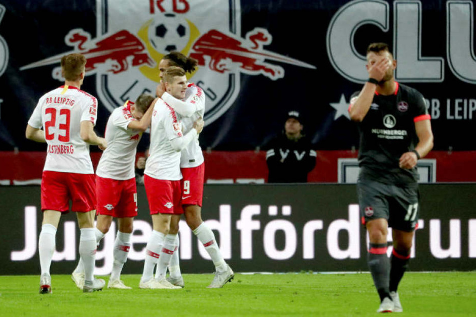 Da hält sich Nürnbergs Eduard Löwen (r.) zurecht die Hand vors Gesicht. Der FCN zeigte beim 0:6 in Leipzig eine unterirdische Leistung.