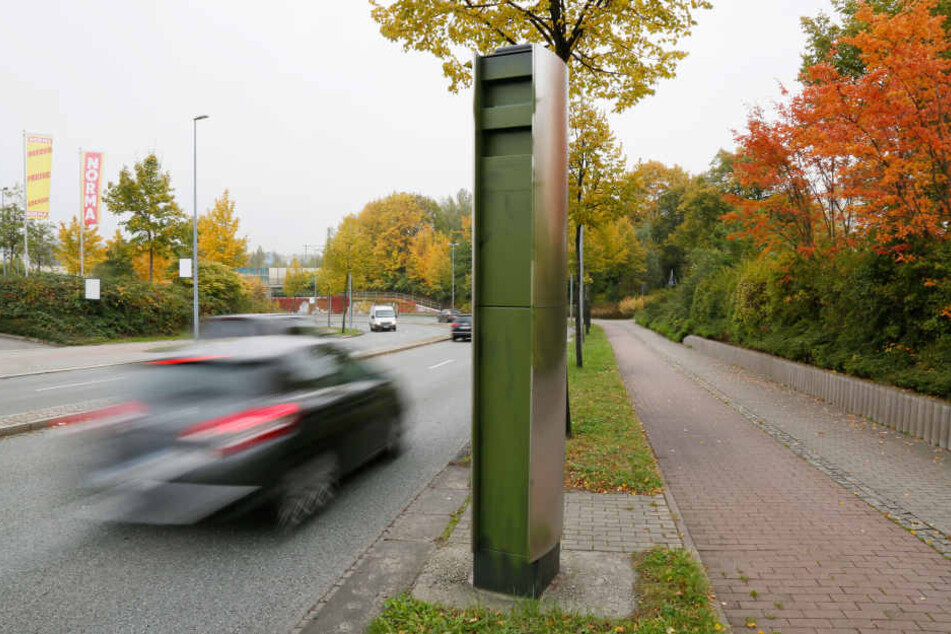 An der Neefestraße wurde der Geschwindigkeits-Blitzer - kurz vorm Industriemuseum stadteinwärts - mit grüner Farbe besprüht.