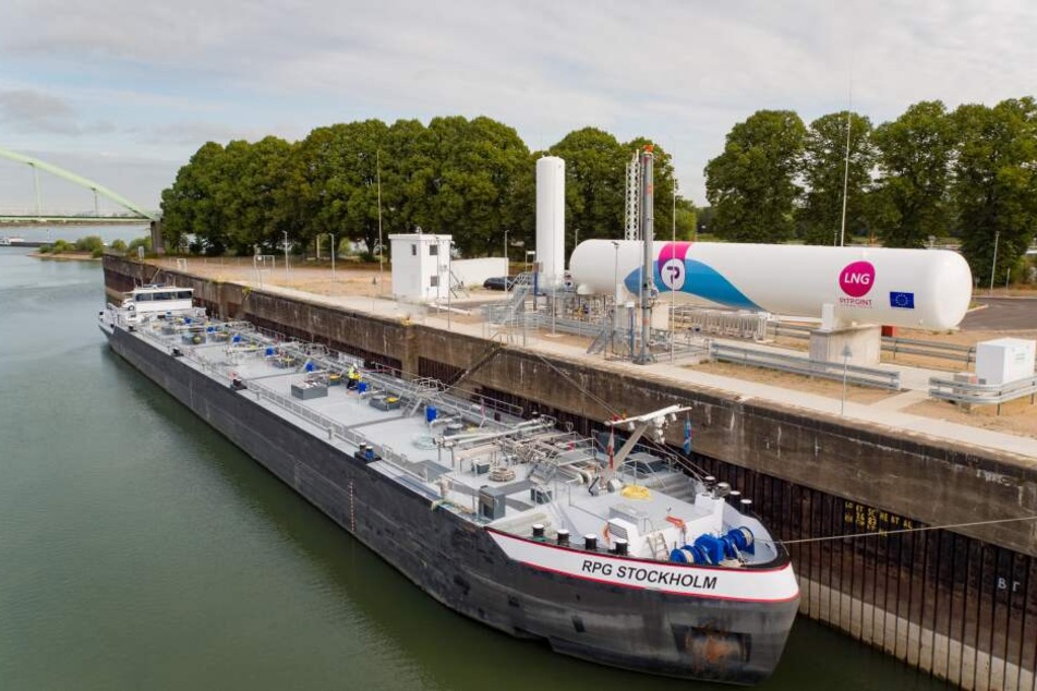 Die neue FNG-Tankanlage für Binnenschiffe im Hafen Köln-Niehl.