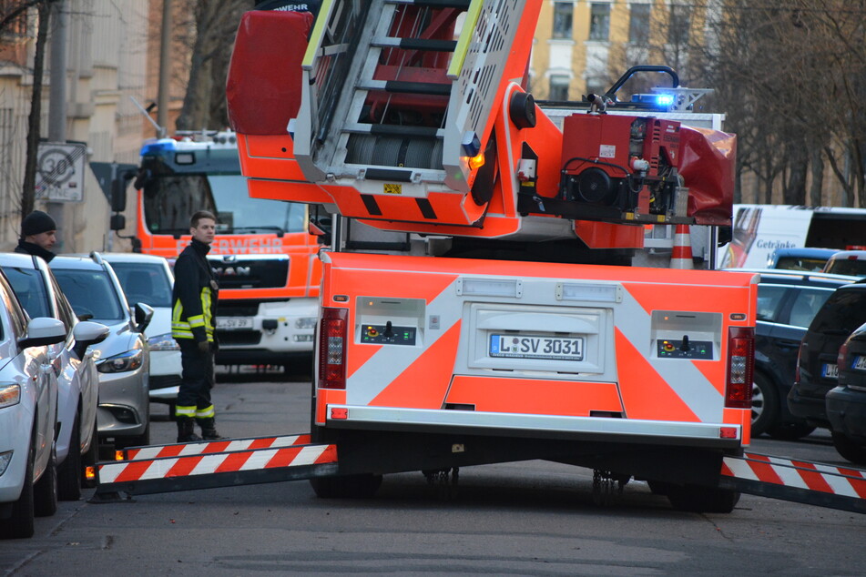 Einsatzkräfte der Feuerwehr auf der Unteren Eichstädtstraße in Leipzig, wo der Sturm ein Dach beschädigte