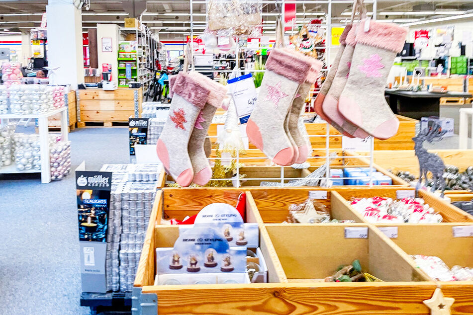 Jetzt gibt's bei ROLLER 50 Prozent Rabatt auf alle Weihnachtsartikel und Lichterketten.