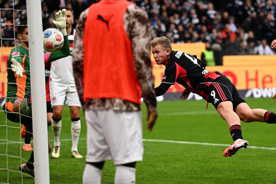 St. Paulis Keeper Nikola Vasilj rutscht die Kugel durch die Handschuhe. Jonathan Burkardt ist zur Stelle und netzt zum 1:0 für die Eintracht ein.