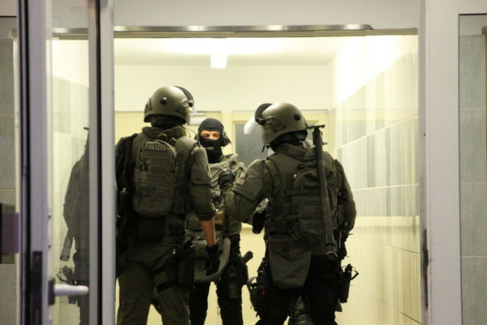 Beamte des SEK stürmten am Dienstagabend eine Wohnung in der Warnowallee.