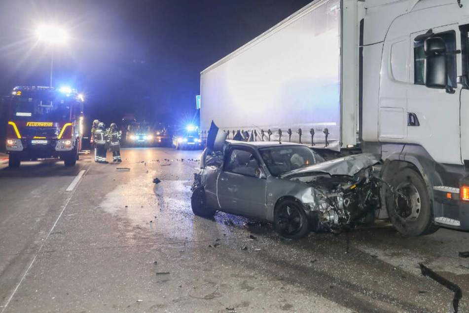 Das Unfallauto war nach dem Crash schrottreif.