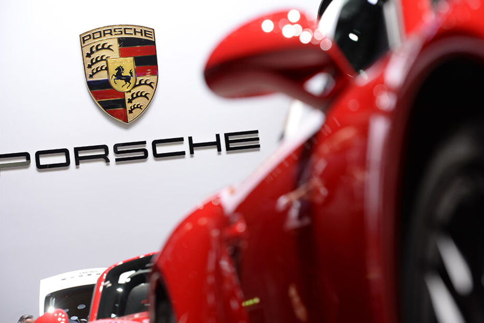 Und auch Porsche muss einige Fahrzeuge zurückrufen.