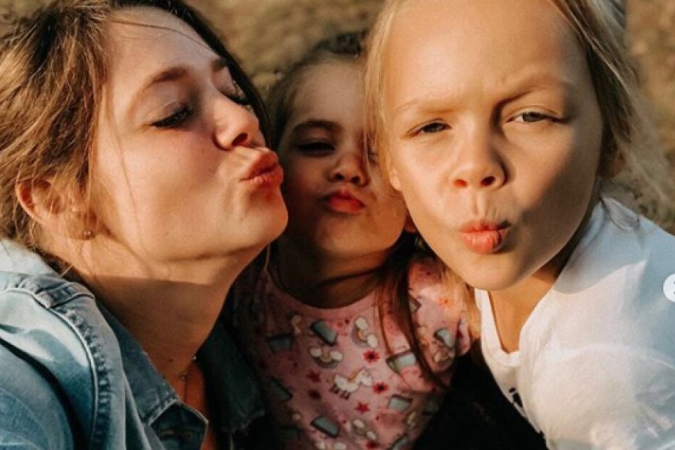 Bekommen Miley (6, r.) und Juna (4) etwa bald einen kleinen Bruder?