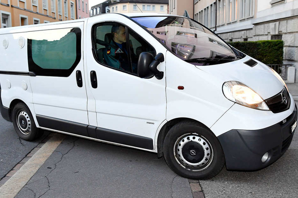 In diesem Kastenwagen wurde Felix Vossen zum Gericht in Zürich gefahren.