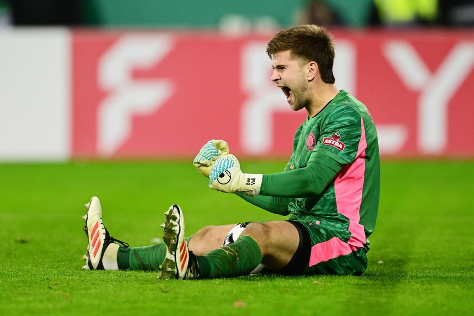 Durch zwei parierte Elfmeter lässt Ben Voll (24) St. Pauli in die nächste Runde des DFB-Pokal einziehen.