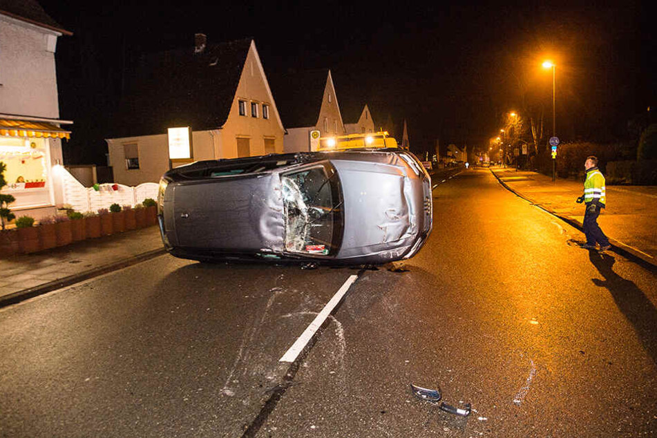 Das Auto blieb auf der Seite liegen.