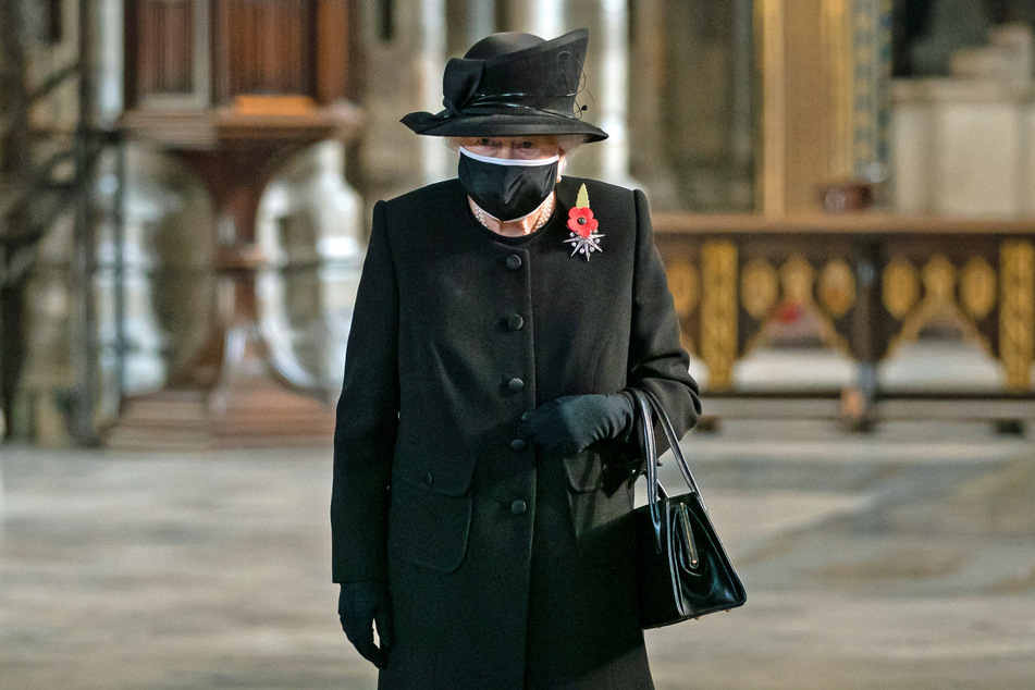 Die britische Königin Elizabeth II. (94) nimmt an einer Zeremonie zum Jahrestag der Beerdigung des Unbekannten Soldaten im Westminster Abbey teil und trägt den vorgeschriebenen Mund-Nasen-Schutz.