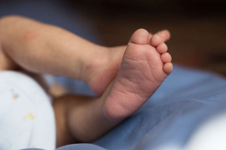 Das Baby wurde später ausgesetzt. (Symbolbild)
