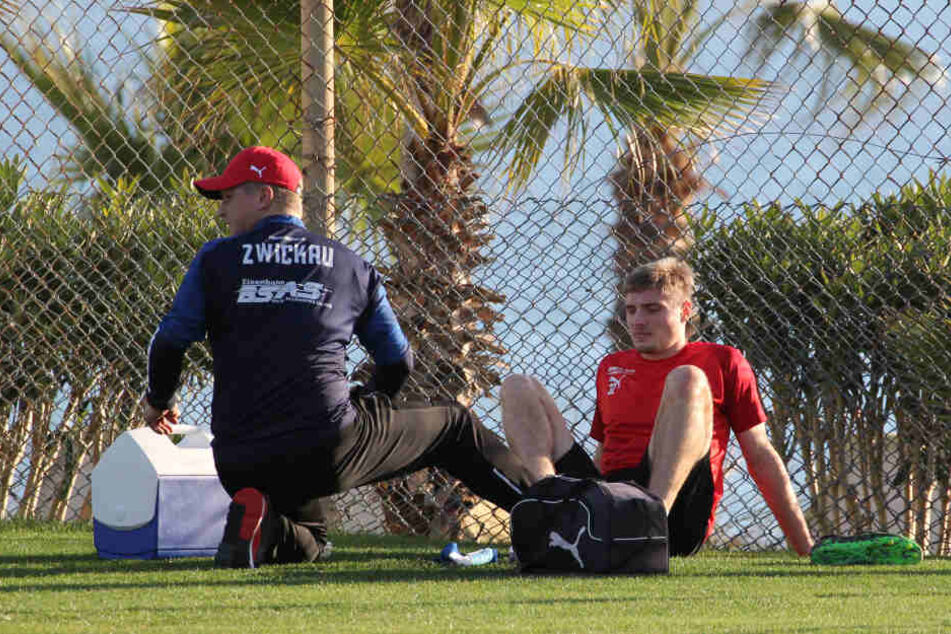 Elias Huth hat sich verletzt und ist aus dem Trainingslager abgereist.