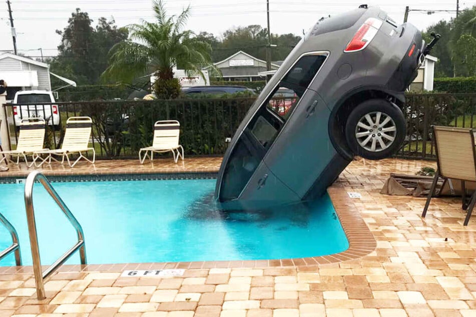 Der Mazda CX-9 kam in einem Swimmingpool zum Stehen.