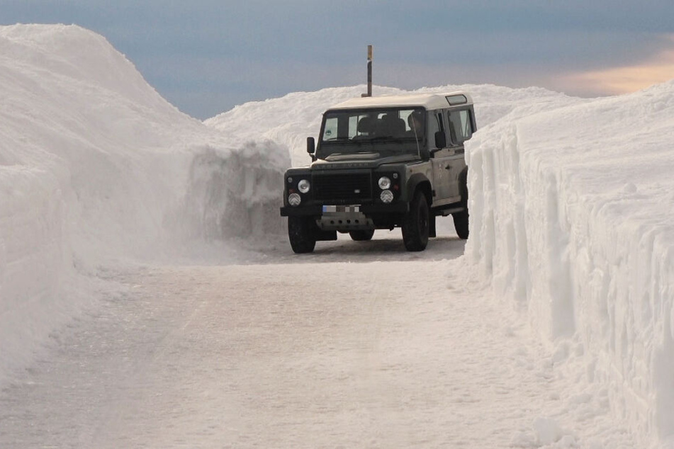 Über zwei Meter hoch türmt sich der Schnee aktuell.
