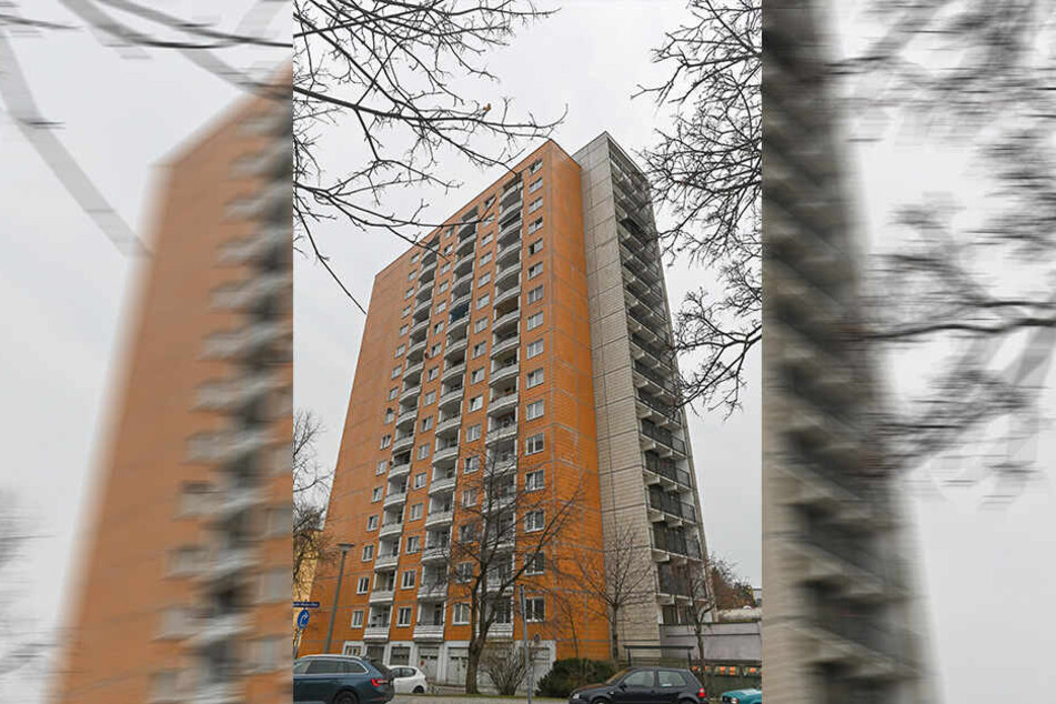 Seit dem Brand vor neun Tagen funktionieren in diesem 17-Geschosser am Jacob-Winter-Platz beide Fahrstühle nicht mehr.