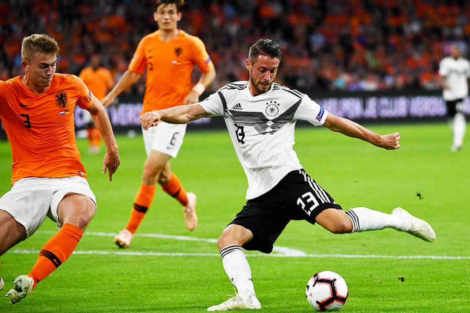 Mark Uth (r.) gab gegen die Niederlande, wo er seinen Durchbruch als Prrofifußballer feierte, sein Länderspieldebüt für Deutschland.