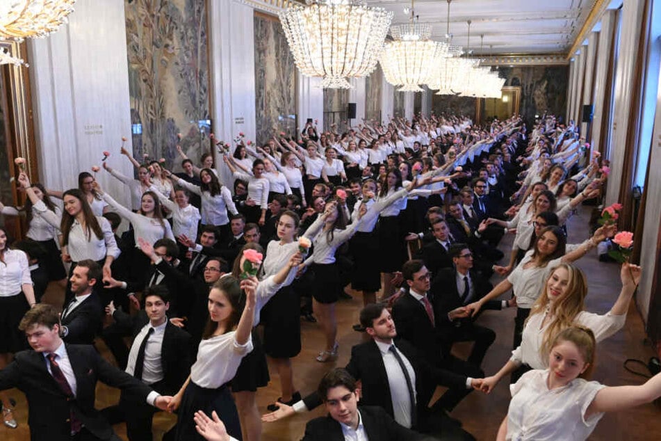 144 Paare treten beim Wiener Opernball auf.