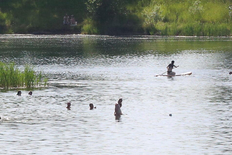 Sogar mit Stand-up-Paddle-Board sind die Leute unterwegs.