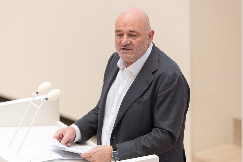 Vize-Ministerpräsident Robert Crumbach (63) den Staatsverträgen zugestimmt.