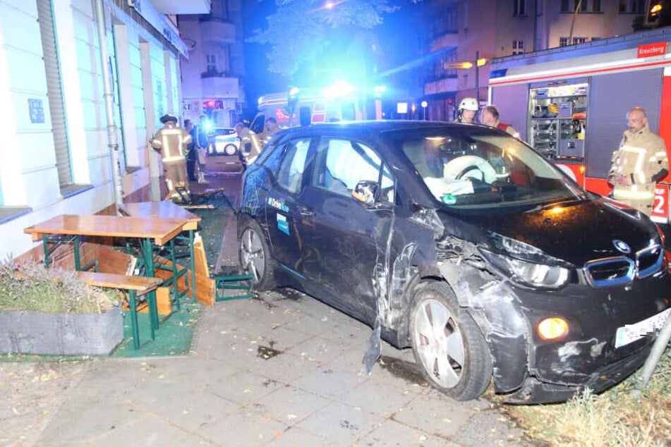 Ein Betrunkener raste mit einem Carsharing-Auto in die Außen-Fassade einer Berliner Kneipe.