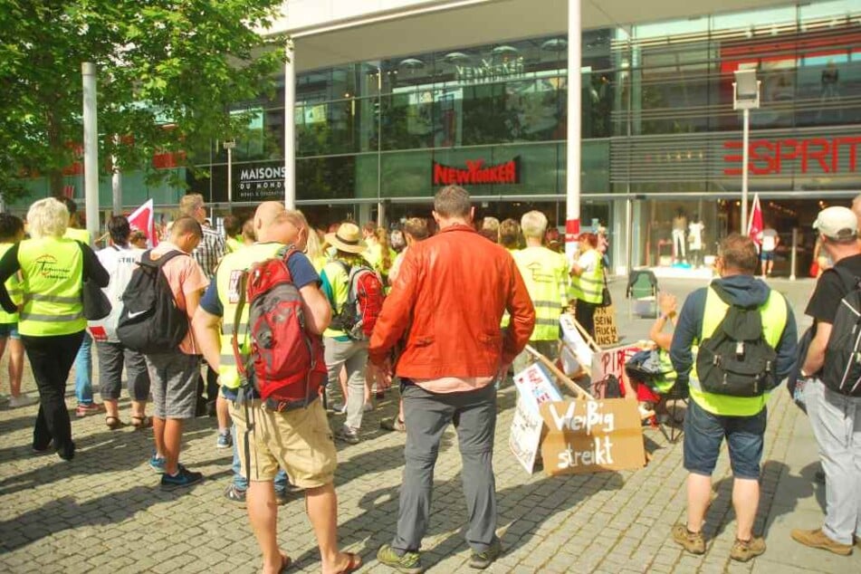 Beim Streik am vergangenen Sonnabend versammelten sich die Mitarbeiter bereits auf der Prager Straße.