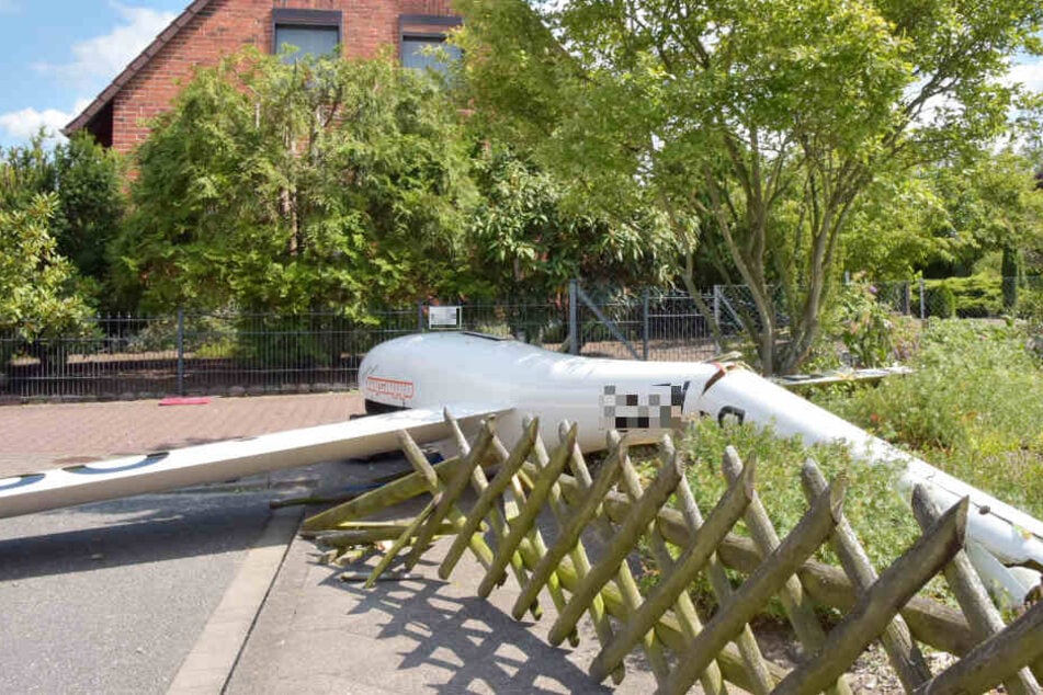 Die Trümmer eines Segelflugzeugs liegen vor einem Haus in Lüneburg.