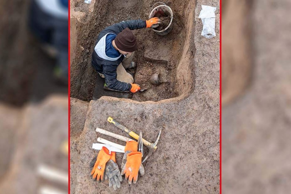 In einem beheizten Zelt legt Grabungstechniker Andre Schindler (46) mehrere Krüge frei.