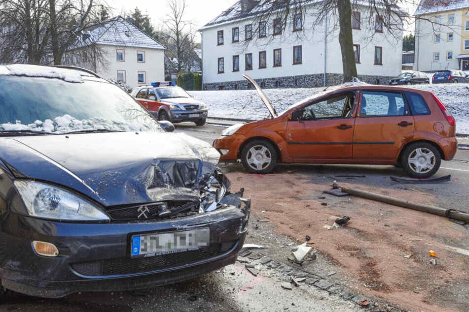Das Unfallauto rammte einen geparkte Ford.