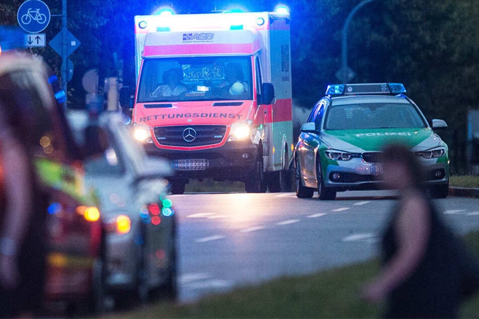 Rettungskräfte brachte den Betrunkenen ins Krankenhaus, wo er den behandelnden Arzt attackierte. (Symbolbild)