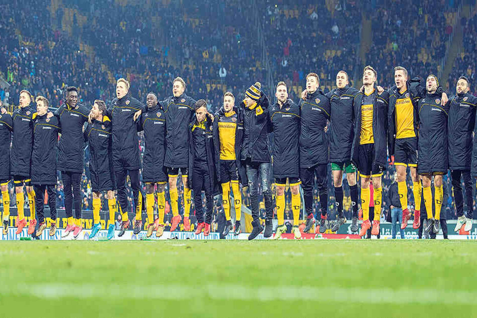 Da hüpften die Dynamo-Kicker vor Freude. Das 4:0 im Sachsenderby gegen Aue war die beste Leistung in der Hinrunde. So wollen die Fans ihr Team öfters in den Heimspielen sehen.